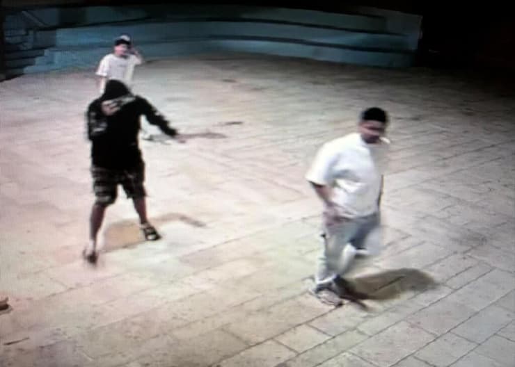 צעירים שניפצו חלון בחודש אוגוסט, בתיעוד ממצלמות האבטחה (צילום: באדיבות קהילת "כל הנשמה" בירושלים) צעירים שניפצו חלון בחודש אוגוסט, בתיעוד ממצלמות האבטחה