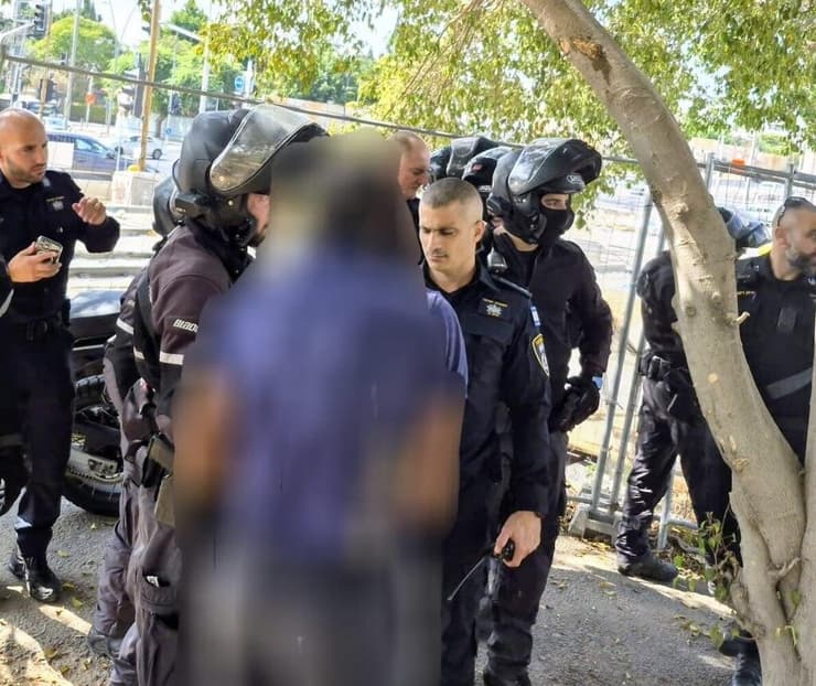 המעצר ברמת גן, הבוקר (צילום: דוברות המשטרה) שוטרי תחנת בני ברק במרחב דן איתרו ועצרו קטין תושב הדרום, שהתבטא הבוקר באופן מחשיד במהלך התכתבות ברשת