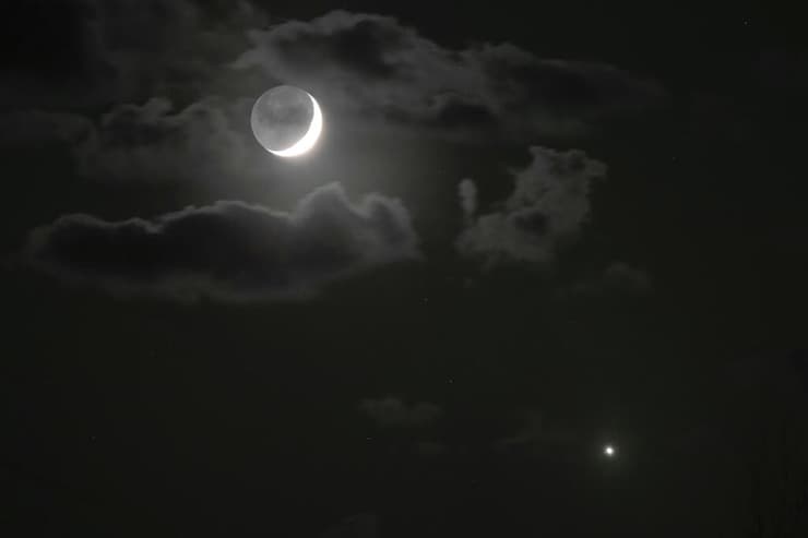 כוכב הלכת נוגה (מימין) בשמי הלילה, לצד הירח של כדור הארץ