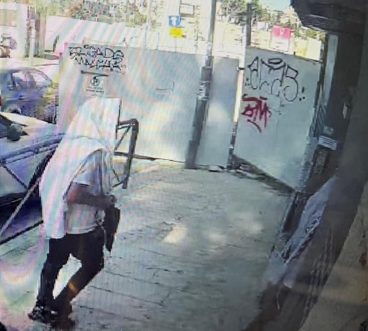 תיעוד האדם שהשליך ביצים לעבר מתפללים בראש השנה, בעודו עטוף בטלית (צילום: באדיבות קהילת "כל הנשמה" בירושלים) תיעוד האדם שהשליך ביצים לעבר בית הכנסת בראש השנה, בעודו עטוף בטלית
