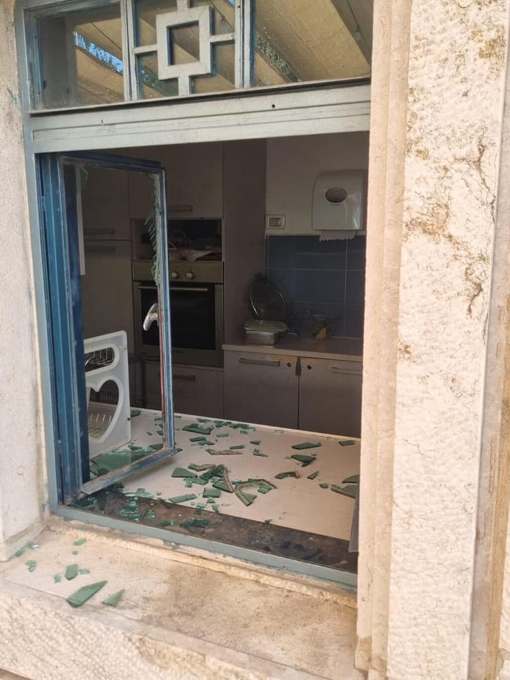 החלון שנופץ בחודש שעבר (צילום: באדיבות קהילת "כל הנשמה" בירושלים) החלון שנופץ בחודש שעבר