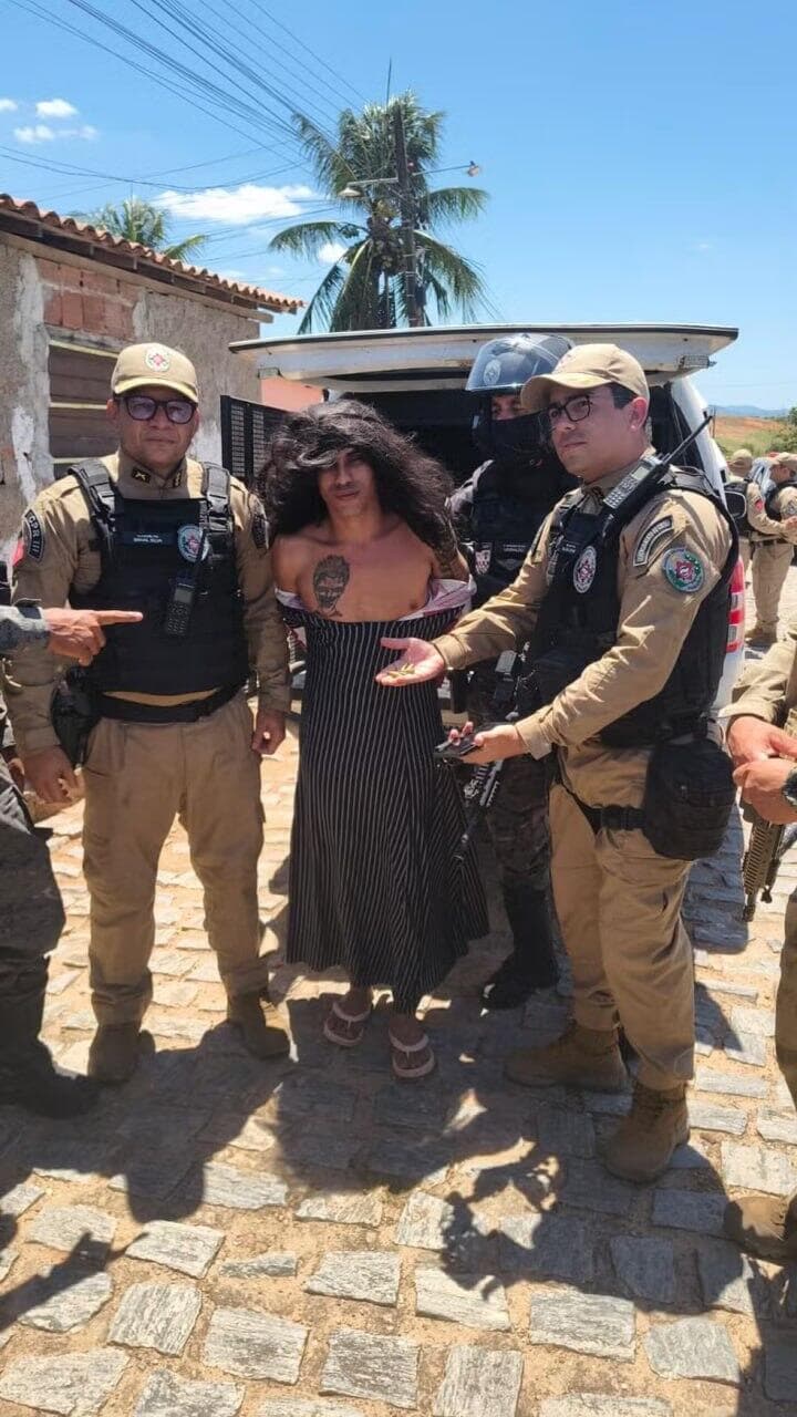 ההתחפש כי לא הספיק הפעם לברוח ליער. דה סילבה ברזיל רוצח סדרתי נתפס לבוש כ אישה ב יער