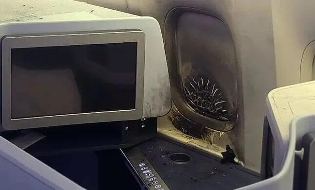 החלון החרוך אחרי הפיצוץ במטוס. הצוות מיהר לכבות את האש הולנד מנכ"ל חברת התעופה KLM לשעבר נרדם עם המטען בשקע בניגוד להנחיות וגרם לשריפה ב מטוס