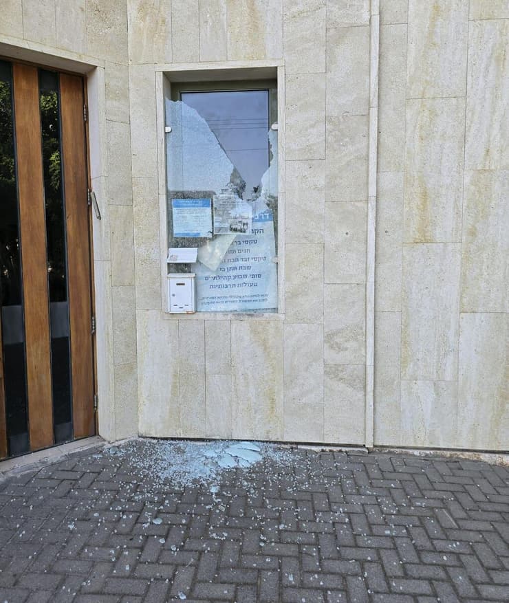 זכוכית שנופצה באחת מהתקריות האלימות (צילום: באדיבות קהילת "כל הנשמה" בירושלים) זכוכית שנופצה באחת מהתקריות האלימות
