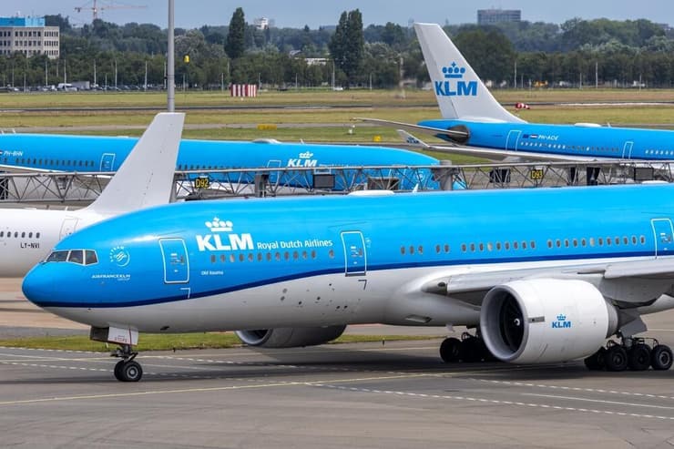 מטוס של חברת התעופה KLM. את המטענים אסור להניח מעל המושבים (צילום: Markus Mainka/shutterstock) הולנד חברת התעופה ההולנדית KLM מטוס