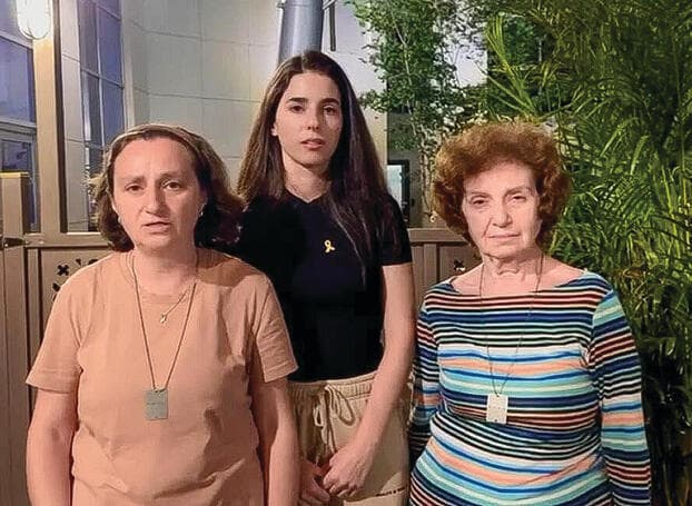 “היא חיתנה אותנו בראש שלה ואני זרמתי איתה". ספיר עם אמו של סשה לנה וסבתו אירנה (ללא קרדיט) “היא חיתנה אותנו בראש שלה ואני זרמתי איתה". ספיר עם אמו של סשה לנה וסבתו אירנה