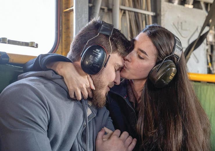 “הרגשתי שלא סתם חיכיתי לו כל הזמן הזה. זה הגבר שלי". ספיר וסשה על המסוק, לאחר שחרורו (צילום: דובר צה"ל) “הרגשתי שלא סתם חיכיתי לו כל הזמן הזה. זה הגבר שלי". ספיר וסשה על המסוק, לאחר שחרורו