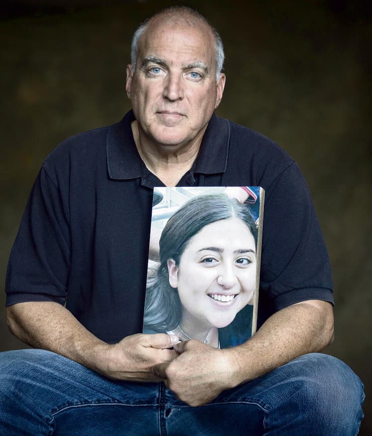 אייל אשל עם תמונתה של רוני ז"ל. "זה הפוסט התמים האחרון בחיי" 