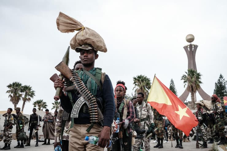 חיילי החזית העממית לשחרור תיגראי TPLF צועדים בעיר מקלה בירת החבל ב אתיופיה 30 ביוני