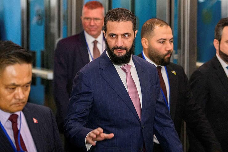 א-שרע. "הגענו לכמעט 90% מהסכם - ואז ישראל הציגה תנאים חדשים" (AFP) נשיא סוריה אחמד א-שרע בכינוס העצרת הכללית של האו"ם