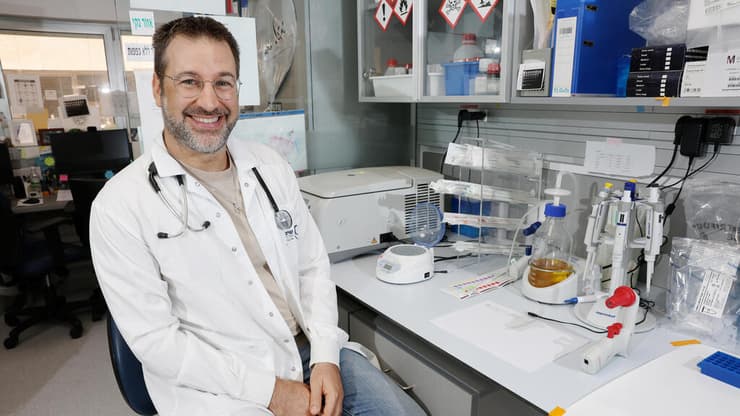 "אני נבוך כשמציגים אותי כבעל כישורים שונים שלא מתחברים זה לזה" (צילום: שאול גולן) ד"ר לירון גרוסמן