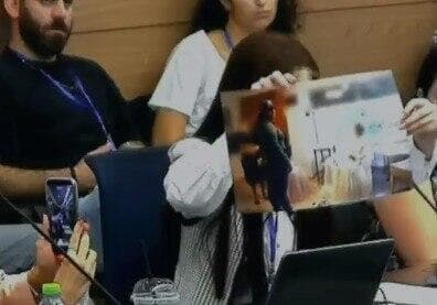 האם מחזיקה את התמונה שבו נראית בתה בחתונה (צילום: ערוץ הכנסת) אם לנערה שהתחתנה ביבנאל