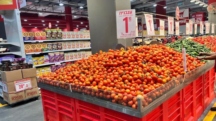 סניף שופרסל במודיעין, הוריד מחיר לעגבניות (צילום: מירב קריסטל) סניף שופרסל במודיעין, הוריד מחיר לעגבניות