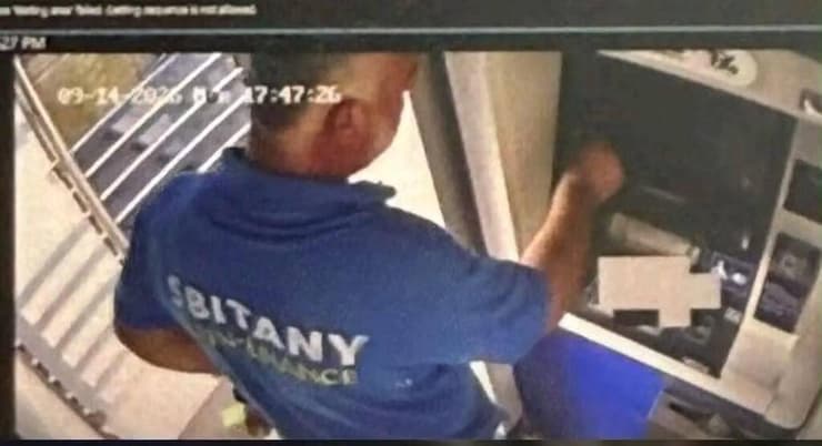החשוד מושך כסף, על פי החשד עם כרטיס האשראי של פאטמה החשוד מושך כסף