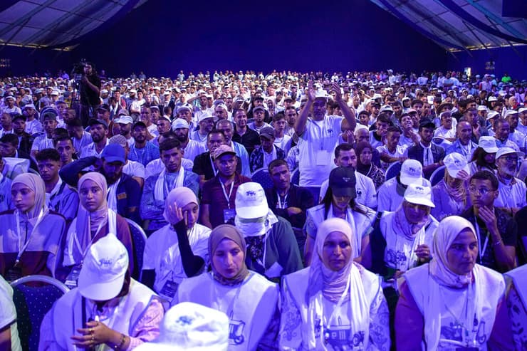 תומכי מפלגת PAM שאליה חבר לקג'ע (צילום: AP Photo/Mosa'ab Elshamy) עצרת בחירות של מפלגת PAM ב מרוקו 16 בספטמבר בעיר טנג'יר
