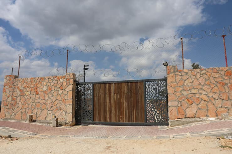 ההגנה הפלסטינית מפני הפורעים (צילום: שאול גולן) ההגנה הפלסטינית מפני הפורעים