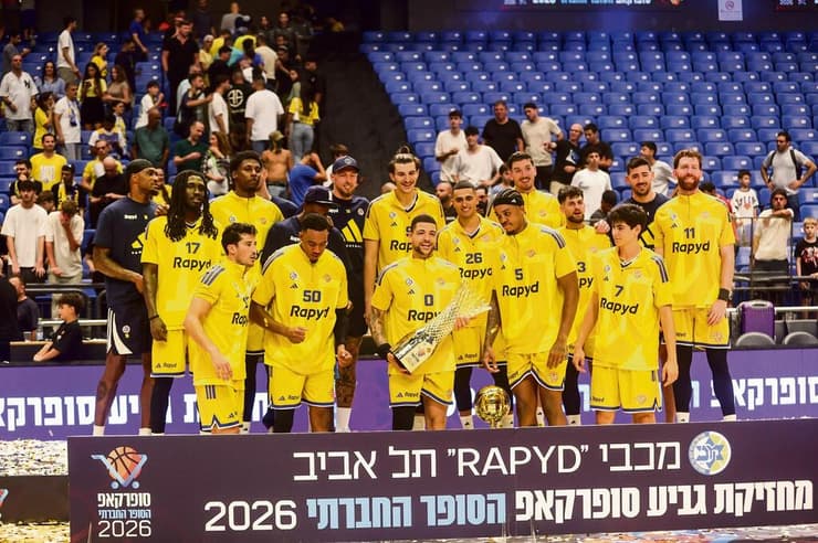 מקווים לא להסתבך שוב בתחתית. הצהובים חוגגים תואר ראשון העונה (צילום: ליאור שרון) מכבי ת"א הפועל ת"א