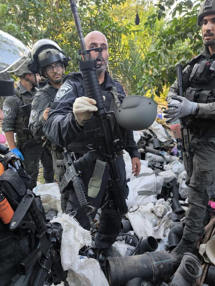 רובה שאותר במנהרה בקלקיליה (צילום: דוברות המשטרה ) מנהרה ואמצעי לחימה אותרו מתחת לאדמת קלקיליה