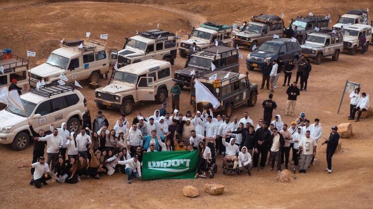 פצועי צה"ל בנופש בים המלח בליווי מתנדבי דיסקונט עם עמותת "נותנים תקווה"