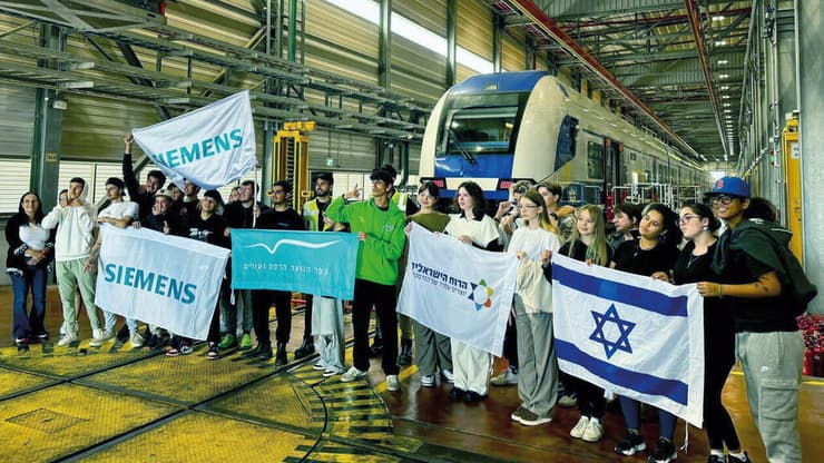 חניכי כפר הנוער הדסה נעורים במרכז תחזוקת הרכבות של סימנס באשקלון. צילום: סימנס