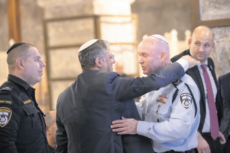 ניצב אבשלום פלד עם השר איתמר בן גביר (צילום: אלכס קולומויסקי) ניצב אבשלום פלד עם השר איתמר בן גביר