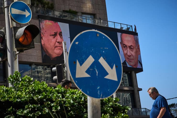 תמונות נתניהו ואיזנקוט בשלט בחירות בתל אביב (צילום: AP Photo / Oded Balilty) תל אביב