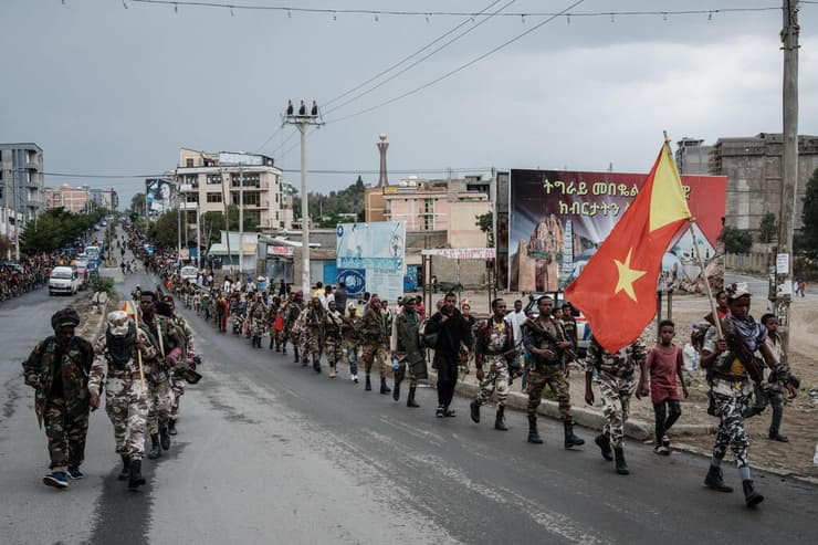 חיילי החזית העממית לשחרור תיגראי TPLF צועדים בעיר מקלה בירת החבל ב אתיופיה 30 ביוני