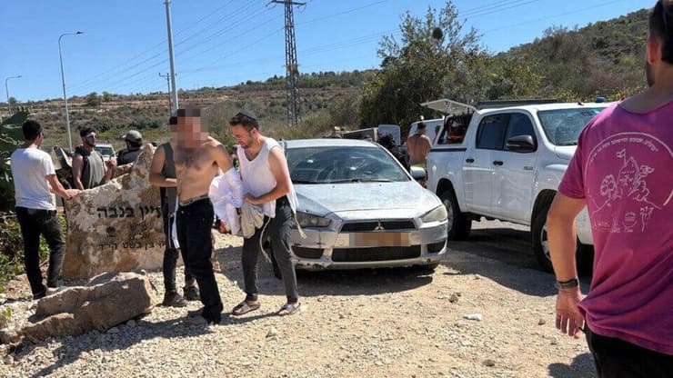 זירת הפיגוע (צילום: נחמיה חזן) הרגעים הראשונים לאחר הפיגוע בבנימין