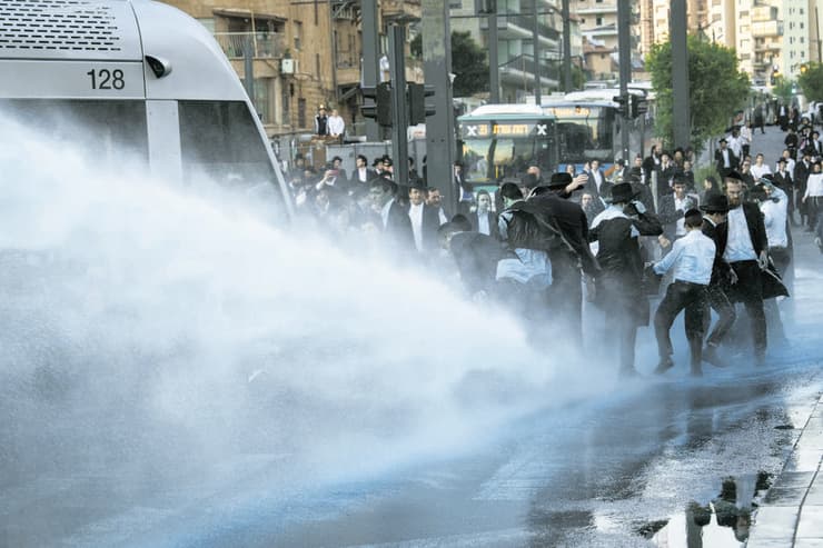 הפגנות חרדים נגד הרכבת הקלה במאי השנה (צילום: שלו שלום) הפגנות חרדים נגד הרכבת הקלה במאי השנה