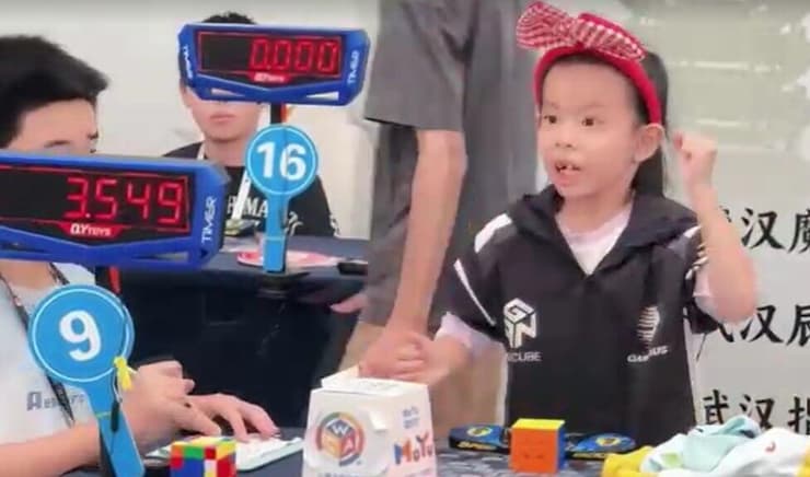 מניפה אגרוף באוויר למראה התוצאה: 3.54! (צילום: רויטרס) סין ילדה בת 6 שיא עולם קובייה הונגרית