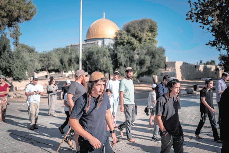 יהודים עולים להתפלל בהר הבית (צילום: Ilia Yefimovich/AFP) יהודים עולים להתפלל בהר הבית