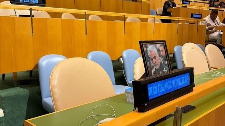 תמונת קאסם סולימאני הוצבה על שולחן המשלחת האיראנית במהלך נאומו של נתניהו
