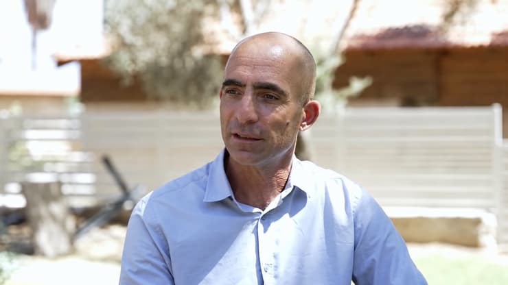 ארז גרניט, מנהל אגף המלגות והמענקים במפעל הפיס. "כמו שאתה מקבל טיפול במרכז, את אותו טיפול, באותה רמה, אתה צריך לקבל בצפון, בדרום ובכל חלקי מדינת ישראל (צילום: תומר רחמני, אינטרוויזיה) ארז גרניט, מנהל אגף המלגות והמענקים במפעל הפיס