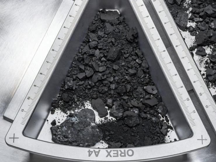 דגימה מהאסטרואיד בנו (צילום: Erika Blumenfeld & Joseph Aebersold/NASA ) דגימה מהאסטרואיד בנו