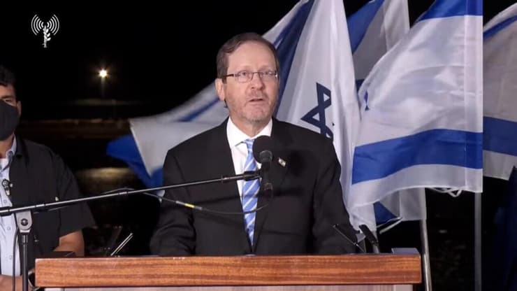 "כוח אדיר לרשות ישראל". הנשיא הרצוג (צילום: דובר צה"ל) טקס הגעת "אח"י דרקון" הצוללת השישית של מדינת ישראל