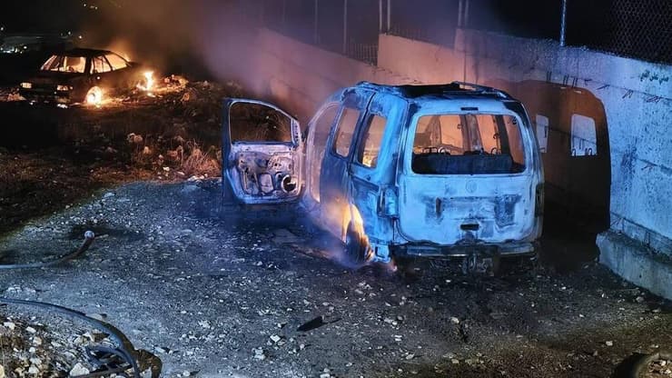כלי הרכב שהוצתו בכפר הפלסטיני ריסוס כתובות ושריפת מכוניות בכפר עטארה, צפונית לרמאללה