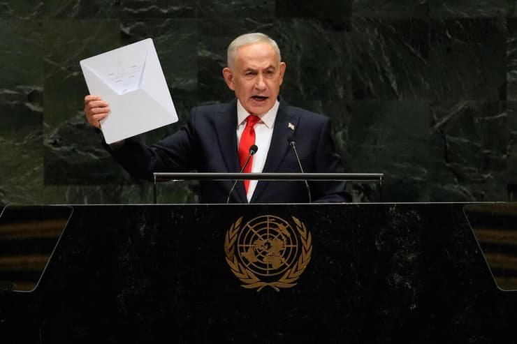 רה"מ עם ה"מתנה" למשלחת האיראנית. הנאום היה רהוט ובומבסטי, אבל לא היה בו חזון (צילום: AP Photo/Seth Wenig) נאום ראש הממשלה בנימין נתניהו באו"ם