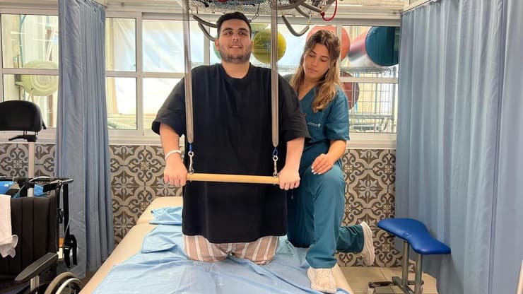 יהודה אגלנוב במהלך טיפול פיזיותרפיה בבית החולים רעות (צילום: דוברות בית החולים השיקומי רעות תל אביב) יהודה אגלנוב בשיקום בעקבות ניתוח בריאטרי לקיצור קיבה