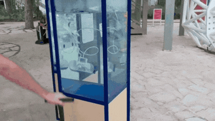 כאשר אנחנו מכניסים אוויר לריאות, או לצוללת כפי שרואים כאן, הצפיפות של הגוף נהיית נמוכה יותר והוא צף. מתוך תערוכת "מציפים רעיונות" בגן המדע (צילום: סוניה נובינקוב ויובל חודנב, מכון דוידסון לחינוך מדעי) כאשר אנחנו מכניסים אוויר לריאות, או לצוללת כפי שרואים כאן, הצפיפות של הגוף נהיית נמוכה יותר והוא צף. מתוך תערוכת "מציפים רעיונות" בגן המדע