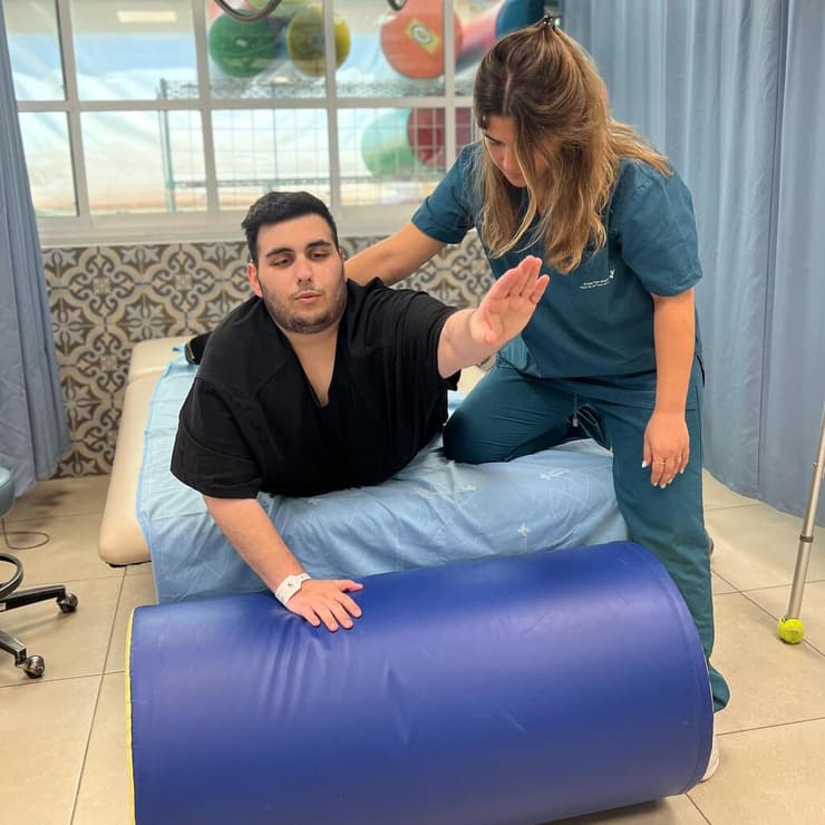 "פחדתי, אבל הצוות במחלקה נתן לי את הפוש". יהודה אגלנוב במהלך השיקום (צילום: דוברות בית החולים השיקומי רעות תל אביב) יהודה אגלנוב בשיקום בעקבות ניתוח בריאטרי לקיצור קיבה