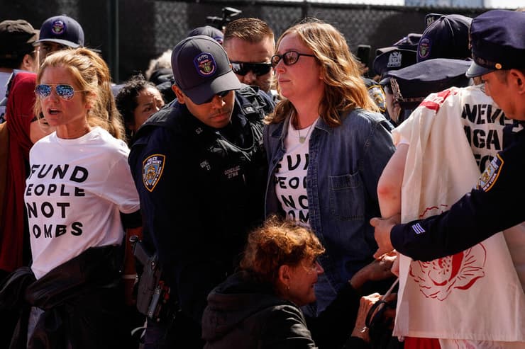צילום: AP Photo/Madison Swart הפגנה פרו פלסטינית בניו יורק בזמן ביקורו של נתניהו