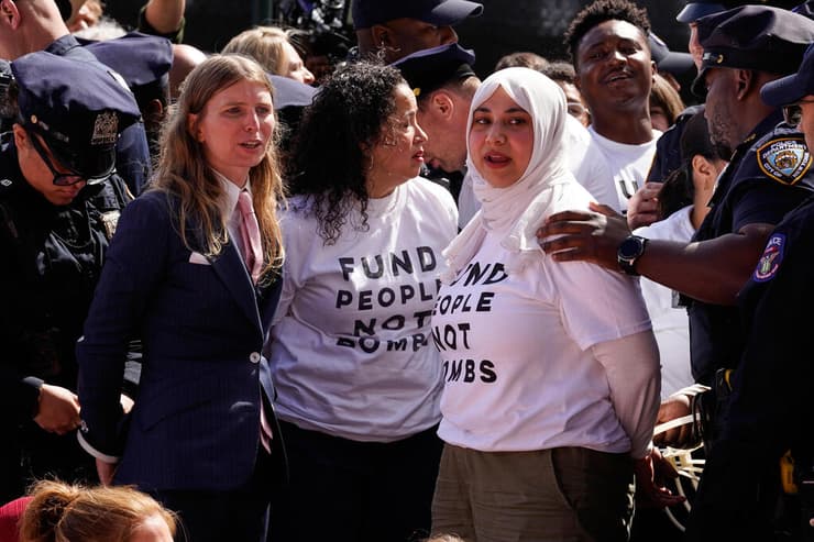 צילום: AP Photo/Madison Swart הפגנה פרו פלסטינית בניו יורק בזמן ביקורו של נתניהו