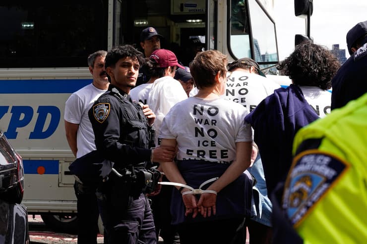 צילום: AP Photo/Madison Swart הפגנה פרו פלסטינית בניו יורק בזמן ביקורו של נתניהו