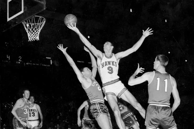 אגדת כדורסל. פטיט בימין בסנט לואיס (צילום: AP Photo/File) אגדת כדורסל. פטיט בימין בסנט לואיס