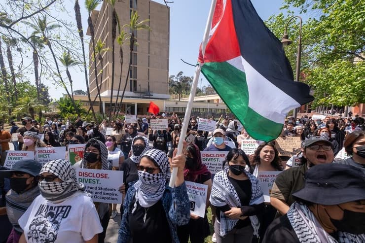הפגנה פרו-פלסטינית בקמפוס אוניברסיטת CSULA בלוס אנג'לס, קליפורניה, ב-1 במאי 2024 (צילום: Ringo Chiu / Shutterstock.com) הפגנה פרו-פלסטינית בקמפוס אוניברסיטת CSULA בלוס אנג'לס, קליפורניה, ב-1 במאי 2024
