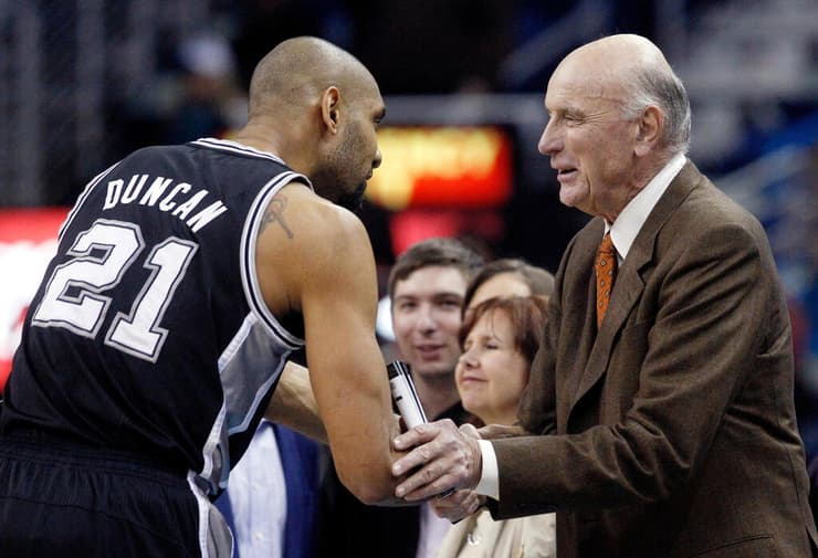 פטיט (מימין) לצד טים דאנקן (צילום: AP Photo/Bill Haber, File) פטיט (מימין) לצד טים דאנקן