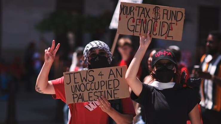 הפגנה נגד ישראל בוושינטון. האנטישמיות חדרה לעומק הקמפוסים ולאיגודים המקצועיים בארה"ב (צילום: Johnny Silvercloud / Shutterstock.com) הפגנה נגד ישראל בוושינטון, 8 ביוני 2024
