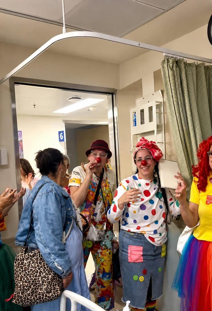 האימהות משמחות ילדים מאושפזים בבית החולים   
