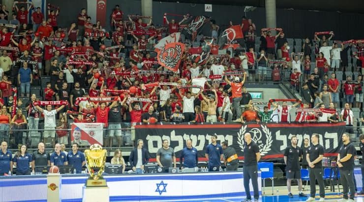 הקהל הירושלמי שהגיע לאולם בחדרה (רועי כפיר) הקהל הירושלמי שהגיע לאולם בחדרה