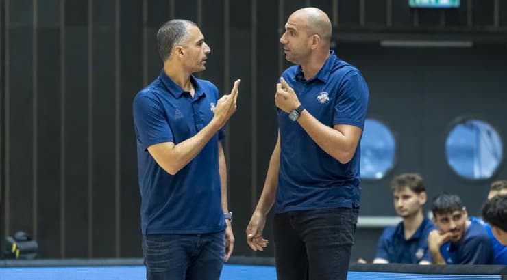 יהוא אורלנד מחפש פתרונות עם עוזרו, אלישי כדיר (רועי כפיר) יהוא אורלנד מחפש פתרונות עם עוזרו, אלישי כדיר